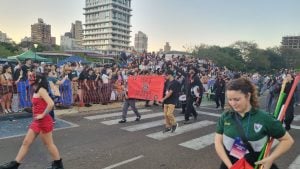 Los estudiantes del BAPAyC pusieron toda la fuerza estudiantil en la primera noche de calle de la Estudiantina posadeña 2025 imagen-8