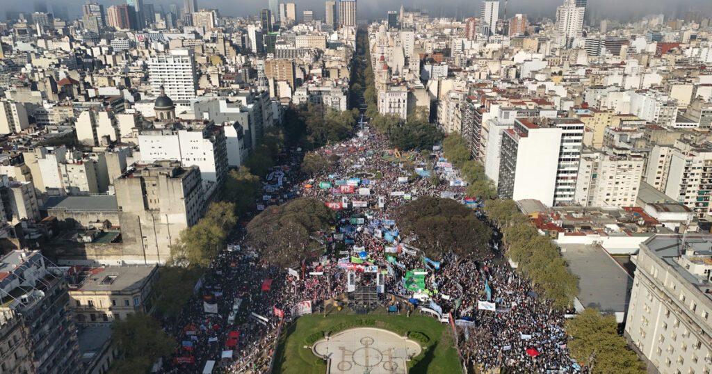 La marcha federal universitaria fue contundente y hubo festejos por el doble rechazo a los vetos de Milei imagen-5