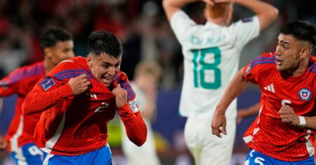 Video: Chile le ganó a Nueva Zelanda con un gol de Millán y por un blooper del arquero y el volante imagen-16