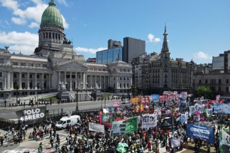 Gremios y partidos opositores se suman a la marcha federal universitaria contra el veto de Milei imagen-11