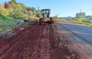 La Dirección Provincial de Vialidad realizó trabajos de desmalezamiento, perfilado y nivelación en las banquinas de las Rutas Provinciales 4, 7 y 13 imagen-1