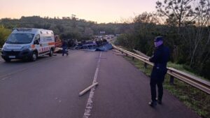 Despistó un camión con madera en la Ruta 14 y cortó totalmente el tránsito imagen-1