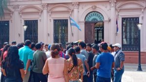 Estudiantes donan alimentos a comunidades guaraníes acampadas en Plaza 9 de Julio imagen-2