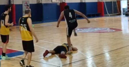 Codazo en el cuello y pisotón en la cabeza: la violenta reacción de un jugador de básquet amateur que terminó en escándalo imagen-8