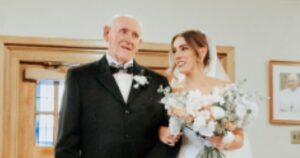 Tiene 100 años, llevó a su nieta al altar y bailó en la boda: la historia que conmueve en TikTok imagen-2