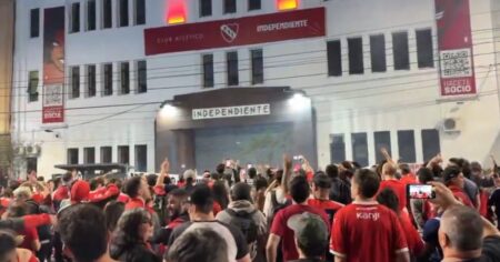 Protesta en la sede y comunicado de Independiente por el cambio de sponsor: "Las negociaciones están en curso" imagen-4