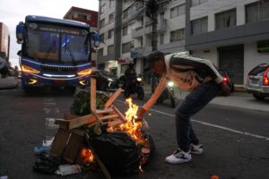 Ecuador: una nueva jornada de protestas derivó en una persona muerta, una decena de heridos y 17 militares retenidos imagen-1