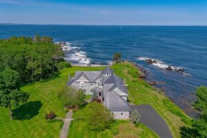 Era la icónica casa de Bette Davis en Maine y logró venderse en 30 días: cinco habitaciones, ocho baños y más de 300 metros de costa imagen-1