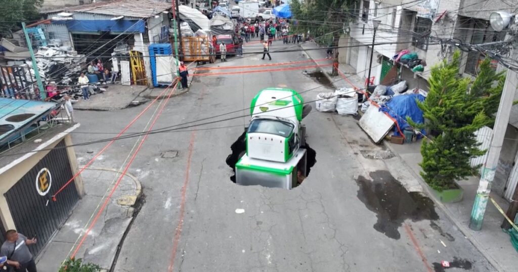El impactante video del momento exacto en el que un camión se hunde y "desaparece" en el medio de una calle imagen-5