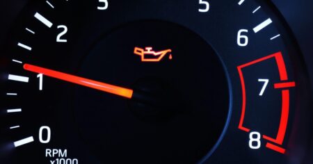 Cuidados al volante: cuánto se puede circular sin dañar el auto si en el tablero se enciende la luz del aceite imagen-11