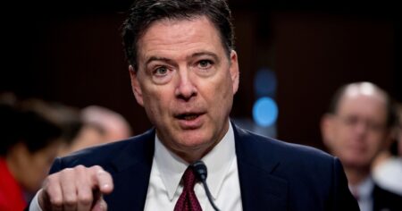 Trump va por sus enemigos: cae el ex director del FBI, James Comey, acusado de "graves delitos" imagen-10