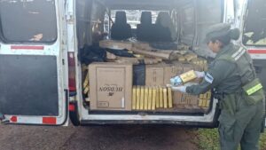 Abandonan dos vehículos sobre la Ruta 17 cargados con 50.000 paquetes de cigarrillos y con patentes falsas imagen-1