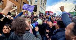 Milei arrancó la campaña en Ushuaia pero tuvo que suspender una caminata por una protesta de la UOM y el kirchnerismo imagen-3