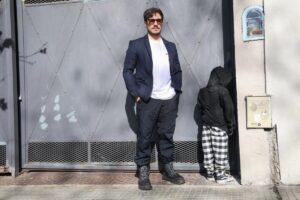 De Plaza Mafalda a la vereda de Fitz Roy: el “niño en penitencia” que sorprende en Palermo imagen-1