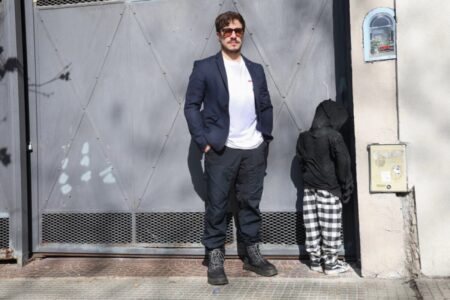 De Plaza Mafalda a la vereda de Fitz Roy: el “niño en penitencia” que sorprende en Palermo imagen-13