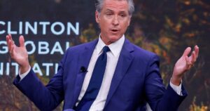 Gavin Newsom firma ley en California que prohíbe llevar máscaras a los agentes del ICE imagen-3