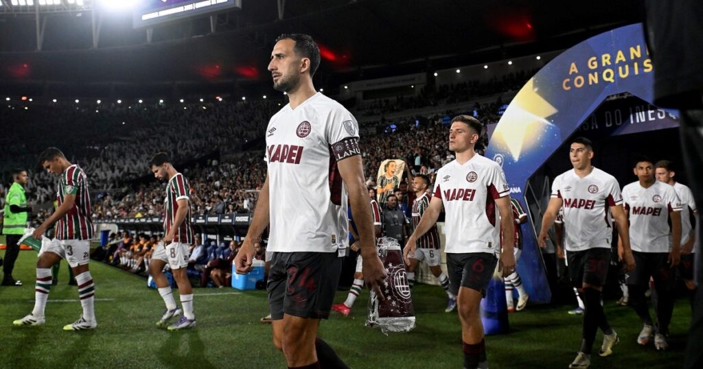 Izquierdoz habló de la represión policial que sufrieron los hinchas de Lanús en Brasil: "Estaban mi mujer y mi nene" imagen-5
