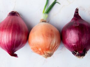 La diferencia que existe entre las cebollas blancas y las moradas imagen-2