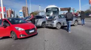 Choque en General Paz y Libertador: al menos 9 vehículos involucrados y caos de tránsito en el ingreso a la Ciudad imagen-1
