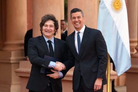 Tras la cadena nacional, Javier Milei viaja a Paraguay, se verá con Santiago Peña y asistirá a una cumbre conservadora imagen-13
