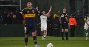 El tenso cruce entre Paredes y Marchesin que simbolizó la dura derrota de Boca en Varela imagen-2