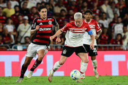 Estudiantes, un equipo aturdido que se aferró a la mística para ilusionarse con las semifinales imagen-24