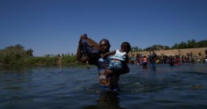 Greg Abbott y la controversial ley SB4 ¿Cómo afectan sus políticas migratorias a los inmigrantes en Texas? imagen-2