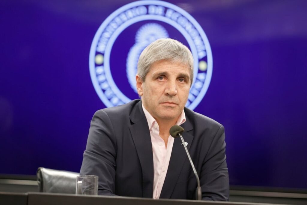 “Comprá campeón” y “hasta el último dólar”: la riesgosa audacia verbal del ministro que se aferra a su plan imagen-5