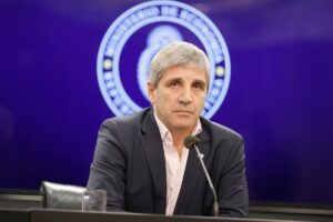 “Comprá campeón” y “hasta el último dólar”: la riesgosa audacia verbal del ministro que se aferra a su plan imagen-3