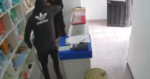 Quiso robar encapuchado y con un destornillador, pero los empleados le dieron una paliza: "Dejame ir, bolu..." imagen-3