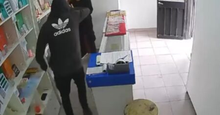 Quiso robar encapuchado y con un destornillador, pero los empleados le dieron una paliza: "Dejame ir, bolu..." imagen-21