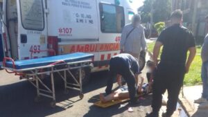 Una mujer resultó herida tras enredarse con un cable suelto en la calle imagen-1