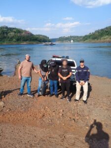Trabajo conjunto de Misiones y Paraguay permitió atrapar al prófugo por el homicidio del Policía Miñarro y de un gomero en Eldorado imagen-1