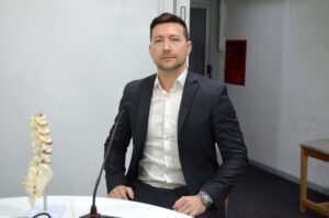 Traumatólogo explicó cómo la postura, el ejercicio y la alimentación influyen en la salud de la columna y la prevención de dolores lumbares y cervicales imagen-1