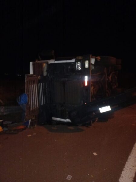 Despieste de un camión en el Acceso Sur de Posadas dejó al conductor lesionado imagen-12