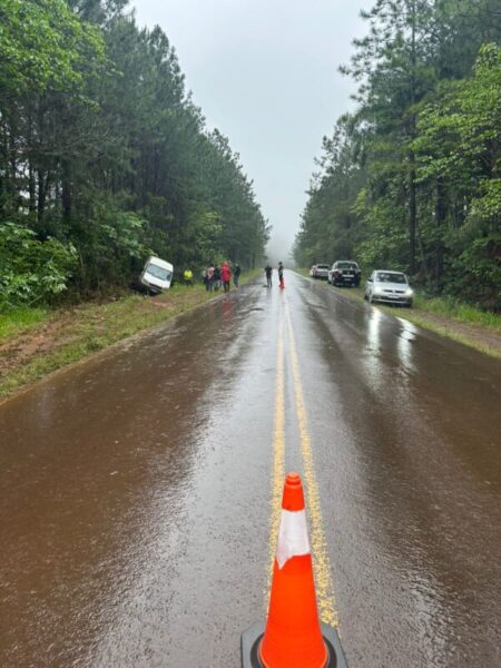 Un vehículo perdió el control y despistó en el paraje Barreriño de El Soberbio imagen-91