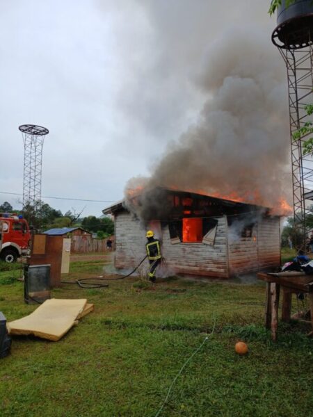 Buscan a un hombre acusado de incendiar la casa de su ex pareja en Aristóbulo del Valle imagen-12