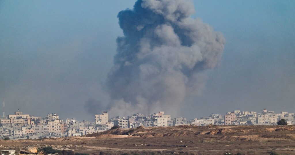 “Está ardiendo”: Israel inició las fases iniciales de la ofensiva terrestre contra la ciudad de Gaza imagen-5