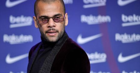 Video: la locura de Dani Alves al recibir una camiseta de Boca imagen-7