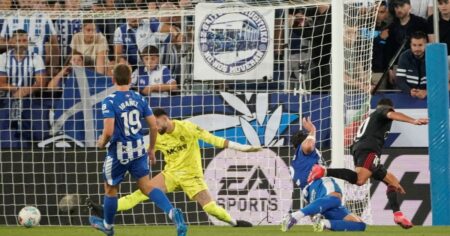 Alexis Sánchez, goleador inoxidable para el Sevilla de Almeyda, que le ganó al Alavés de Coudet y logró su segundo triunfo en LaLiga imagen-16