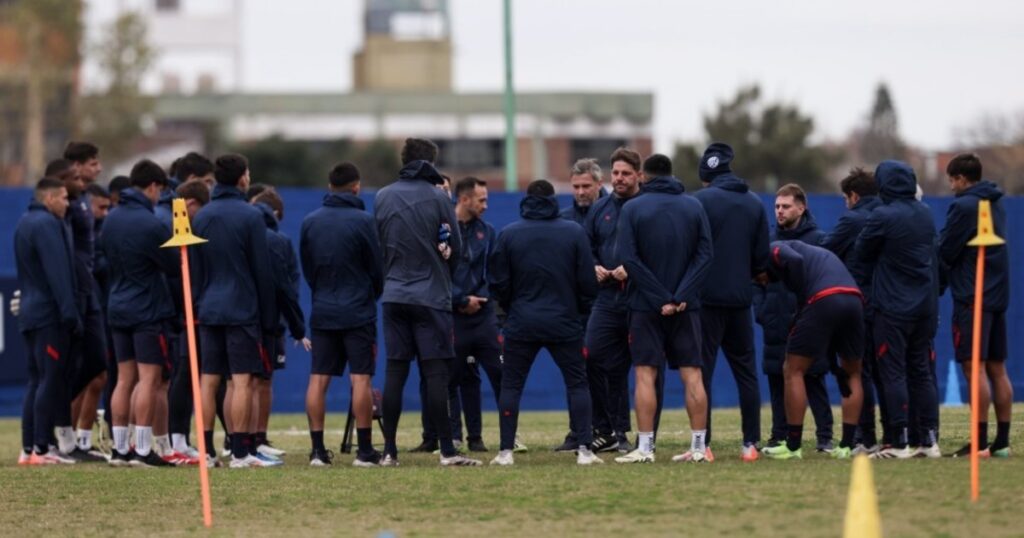 Sobre llovido, sellado: Ayude y la misión de que la acefalía no salpique al plantel antes de un partido clave imagen-41