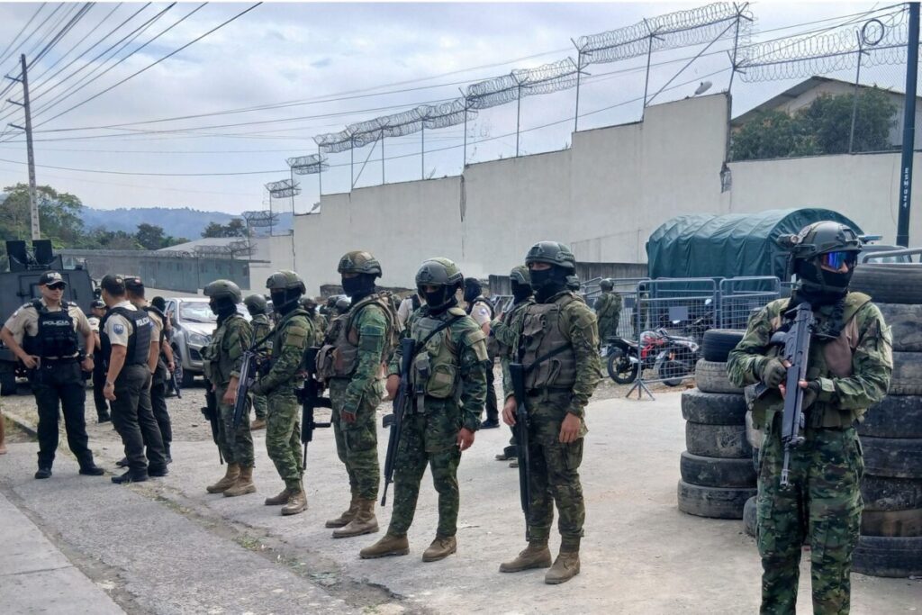 Por lo menos 17 muertos por peleas entre bandas de narcos en una cárcel de Ecuador imagen-98