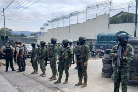 Por lo menos 17 muertos por peleas entre bandas de narcos en una cárcel de Ecuador imagen-9