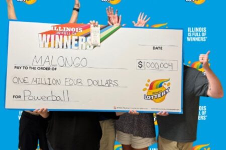 Fue a lavar el auto en Chicago, compró un boleto de Powerball y ganó un millón de dólares: su esposa no le creía imagen-8
