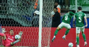 Video: el error en la marca y el rebote de Armani en el 1-1 de Palmeiras imagen-1