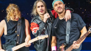 Tras el choque múltiple sobre el puente General Belgrano, Gastón Sardelli cruzó en lancha para llegar al recital de Airbag en Corrientes imagen-8
