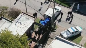 Triple crimen en Florencio Varela | Allanaron un búnker de Pequeño J en busca del narco: secuestraron una pistola y balas imagen-7