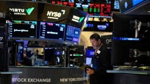 El riesgo país bajó a 900 puntos y las acciones argentinas subieron hasta 5% en Wall Street tras el respaldo financiero de EE.UU. imagen-2