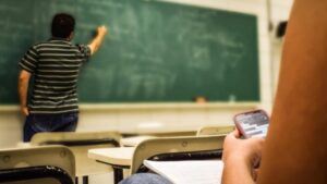 Desde 2026, los alumnos de primaria en Buenos Aires no podrán usar celulares en la escuela imagen-1