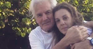"Esa herida que no se cierra", la profunda reflexión y el pedido de justicia de la hija de Sergio Denis tras la caída de Catherine Fulop de un escenario imagen-3